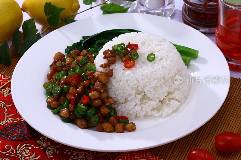 Fried pork with chilli and preserved vegetable (双椒芽菜肉粒) on rice